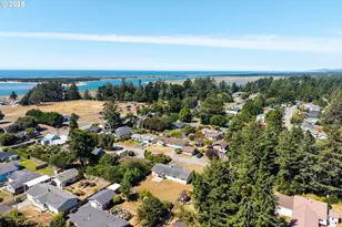 950 NE 1st St, Bandon, OR 97411 - Photo 9