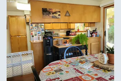 1523 NW Thompson Way, Grants Pass, OR 97526 - Photo 9