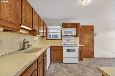 17705 SE Marie St, Portland, OR 97236 - Photo 11