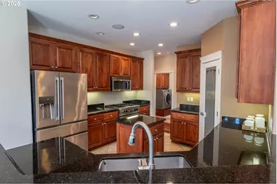 295 Fairway Village Ln, Roseburg, OR 97471 - Photo 7