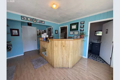 204 NE 1st St, Oakland, OR 97462 - Photo 5