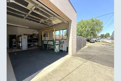 204 NE 1st St, Oakland, OR 97462 - Photo 21