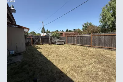 204 NE 1st St, Oakland, OR 97462 - Photo 27