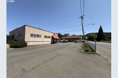 204 NE 1st St, Oakland, OR 97462 - Photo 3