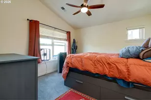646 NE Roydon Ln, Hillsboro, OR 97006 - Photo 35