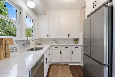 1005 NE Jarrett St, Portland, OR 97211 - Photo 11