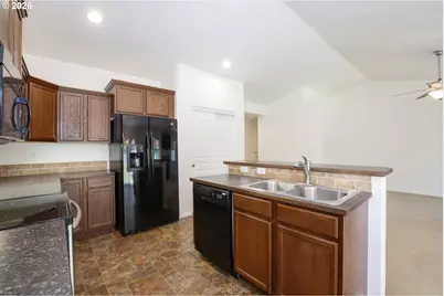 4950 Glacier Dr, Springfield, OR 97478 - Photo 9