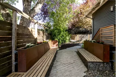 2415 SE Ivon St, Portland, OR 97202 - Photo 43