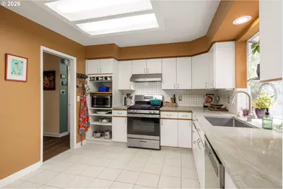 866 SE 136th Ave, Portland, OR 97233 - Photo 9