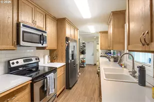 18126 SE Lincoln St, Portland, OR 97233 - Photo 9