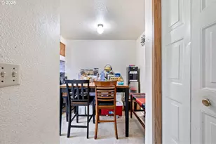 1194 R St, Springfield, OR 97477 - Photo 3