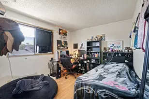 1194 R St, Springfield, OR 97477 - Photo 9