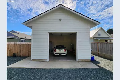 891 NE Division Ave, Bandon, OR 97411 - Photo 3