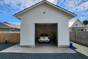 891 NE Division Ave, Bandon, OR 97411 - Photo 3