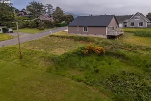 30302 Driftwood Dr, Gold Beach, OR 97444 - Photo 25