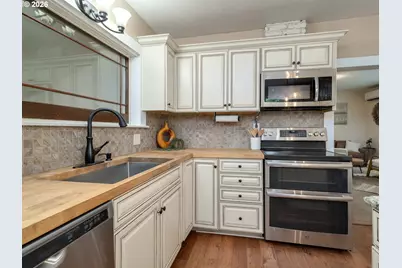 336 N 5th St, Carlton, OR 97111 - Photo 9