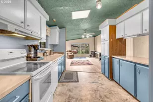 301 E Columbia Dr, Newberg, OR 97132 - Photo 11