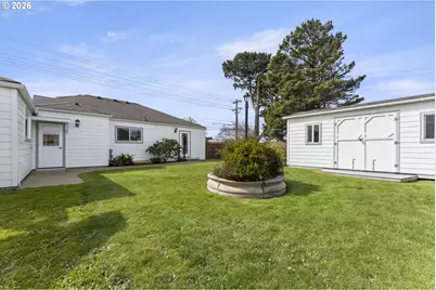 525 11th St, Bandon, OR 97411 - Photo 33