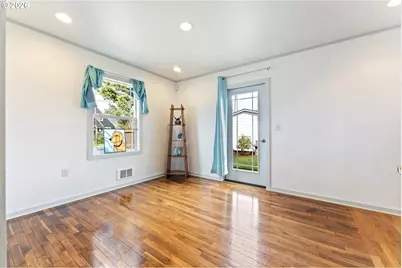 525 11th St, Bandon, OR 97411 - Photo 17