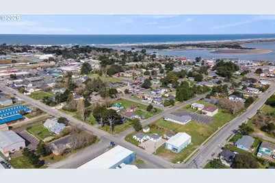 525 11th St, Bandon, OR 97411 - Photo 37