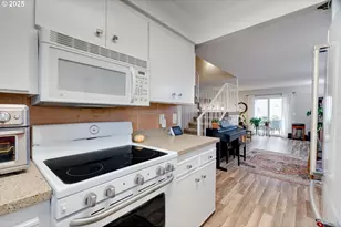 553 N Hayden Bay Dr, Portland, OR 97217 - Photo 17