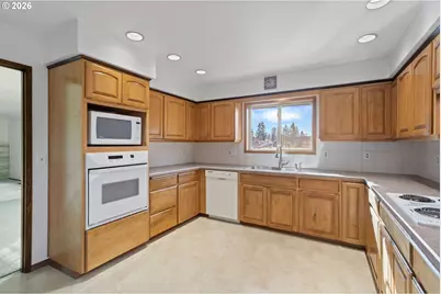 620 NW Queens Ct, Hillsboro, OR 97124 - Photo 15