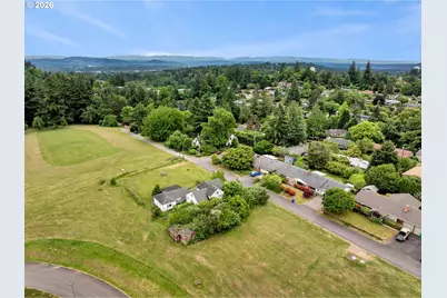 2119 SW Nevada Ct, Portland, OR 97219 - Photo 13