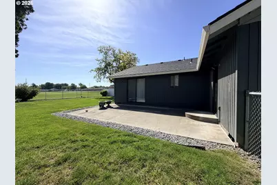 415 E Carter Dr, Hermiston, OR 97838 - Photo 3