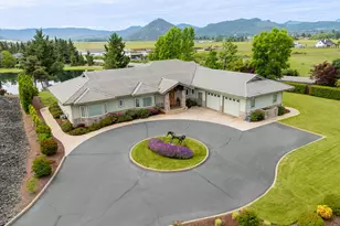 245 Fairway Village Ln, Roseburg, OR 97471 - Photo 3