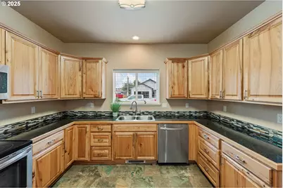 1065 Crocker St, Coos Bay, OR 97420 - Photo 15