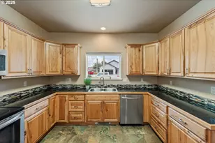 1065 Crocker St, Coos Bay, OR 97420 - Photo 15