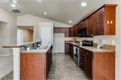 1942 Adelman Loop, Eugene, OR 97402 - Photo 7