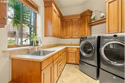 811 NE Brennan Ln, Hillsboro, OR 97124 - Photo 23