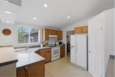 247 1st Ave, Coos Bay, OR 97420 - Photo 17