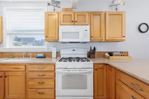 589 W Olive St, Newport, OR 97365 - Photo 15