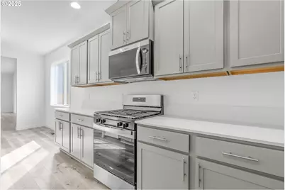 702 Tigerlily St, Silverton, OR 97381 - Photo 5