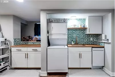 8243 NE Hassalo St, Portland, OR 97220 - Photo 31