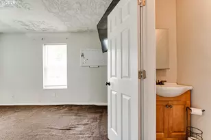 525 21st St, Springfield, OR 97477 - Photo 9