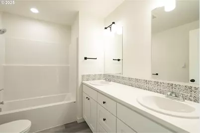 11191 SE Stark St, Portland, OR 97216 - Photo 17