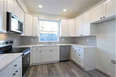 11191 SE Stark St, Portland, OR 97216 - Photo 9