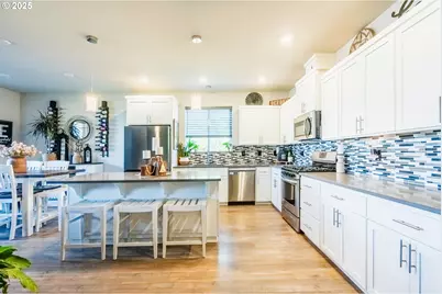 1053 S Vine St, Canby, OR 97013 - Photo 3