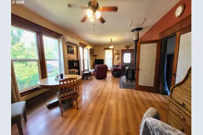 305 S 3rd St, Cottage Grove, OR 97424 - Photo 9