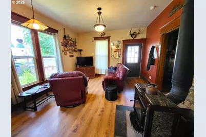 305 S 3rd St, Cottage Grove, OR 97424 - Photo 5
