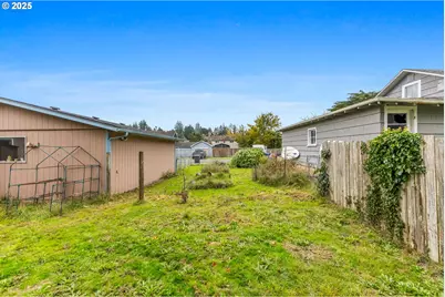 620 N Bay St, Waldport, OR 97394 - Photo 23