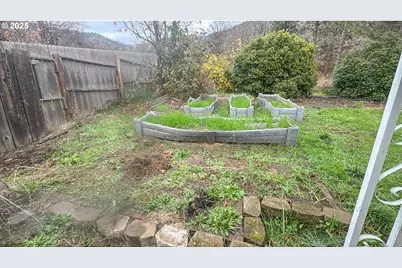 1023 NE Primrose Pl, Grants Pass, OR 97526 - Photo 15