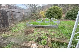 1023 NE Primrose Pl, Grants Pass, OR 97526 - Photo 15