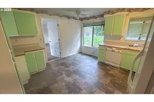 1023 NE Primrose Pl, Grants Pass, OR 97526 - Photo 5