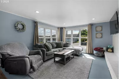 1858 5th St, Astoria, OR 97103 - Photo 9