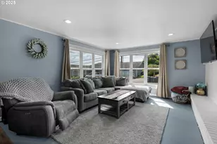 1858 5th St, Astoria, OR 97103 - Photo 9