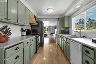 1858 5th St, Astoria, OR 97103 - Photo 21